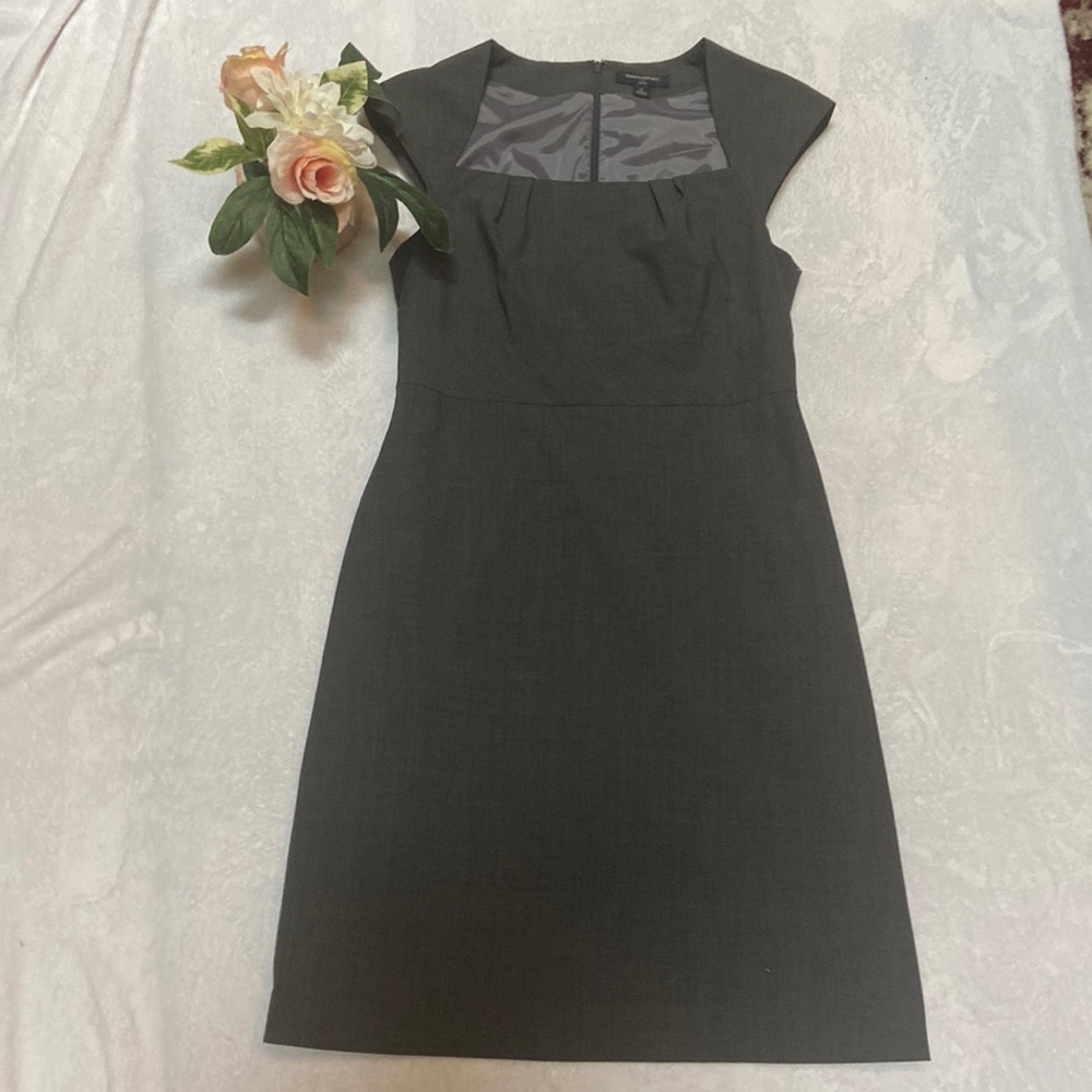 Banana Republic Size 6P Fully lined Gray Dress